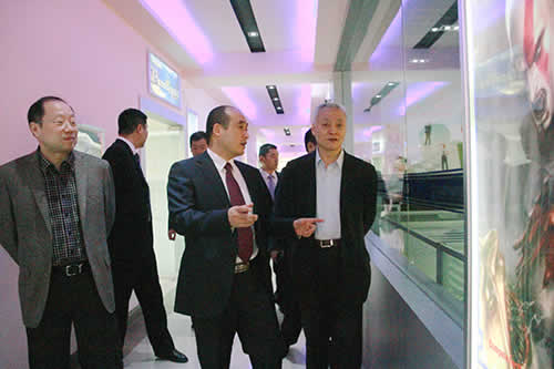 刘校长向毕会长介绍影视动漫基地