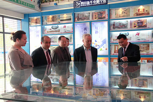 毕会长一行领导参观我校学生作品展