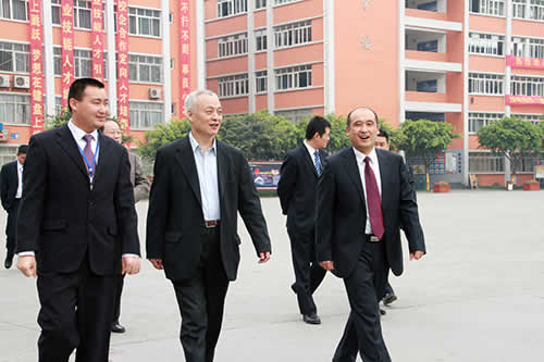 毕会长参观我校校园