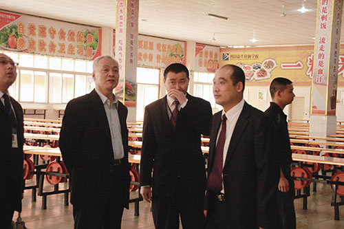 毕会长参观我校学生食堂
