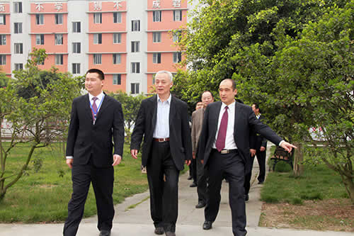 毕会长对我校优雅的校园环境高度赞扬