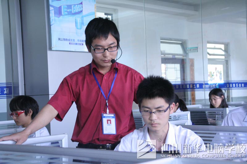 资深专业老师现场指导学生技术问题