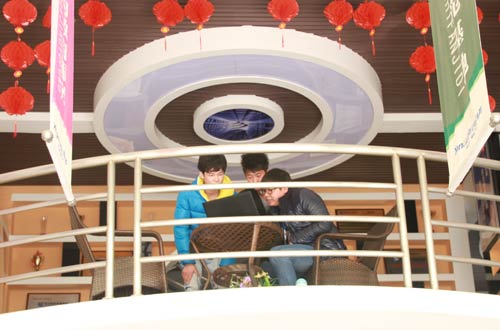 课后老师与同学共同探讨项目问题