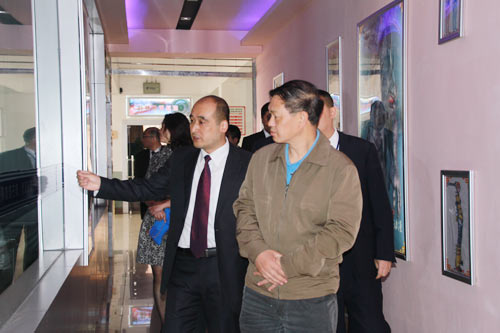 刘校长向省人社厅张光伟厅长介绍我校理实一体化教室