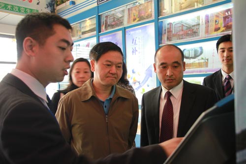 人社厅副厅长张光伟参观我校软件实训基地