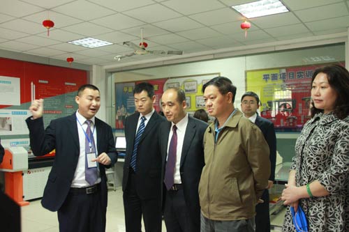 张光伟厅长一行领导参观我校平面实训室