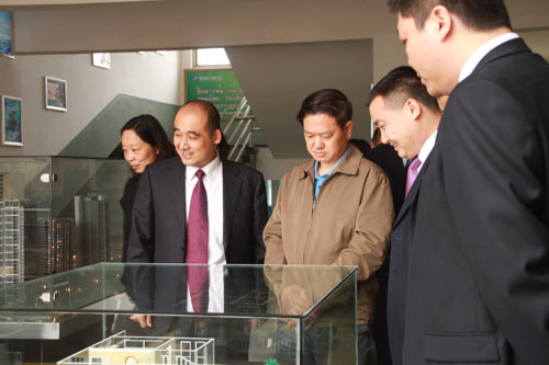 张光伟厅长一行领导参观我校影视动漫作品展