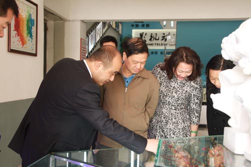 张光伟厅长对我校学生作品表示称赞