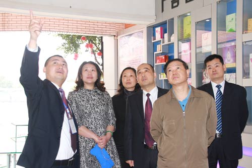 张光伟厅长一行领导参观我校学生作品展