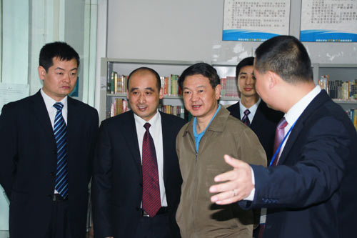 张光伟厅长参观我校图书馆