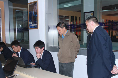 张光伟厅长与我校学生交流