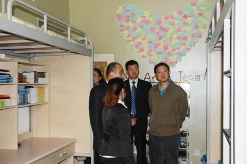 张光伟厅长参观我校学生宿舍