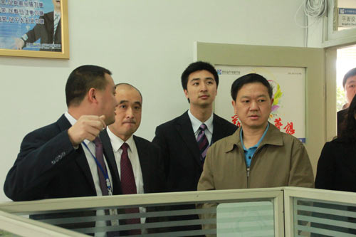 张光伟厅长慰问我校教职员工