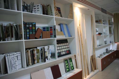 四川新华电脑学院三维项目实训室摆放的各种板材