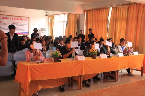 评委为选手亮分