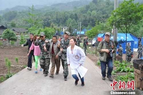 高何镇69岁村民杨安才被埋52小时后被成功救出