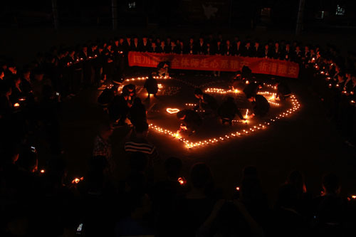 四川新华师生祈福雅安，为爱加油