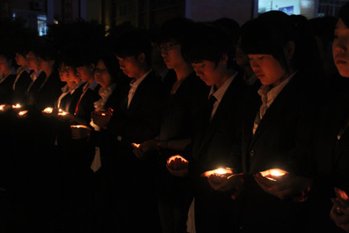 四川新华师生祈福雅安，为爱加油