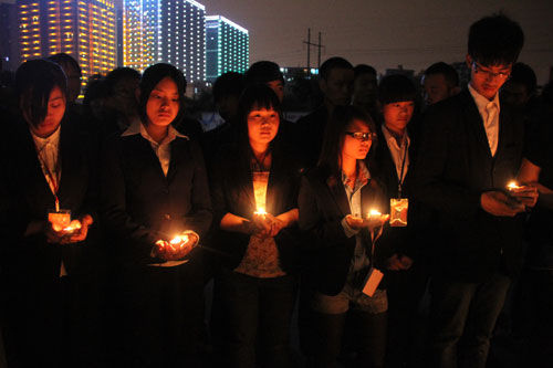 四川新华师生祈福雅安，为爱加油
