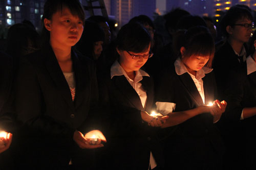 四川新华师生祈福雅安，为爱加油