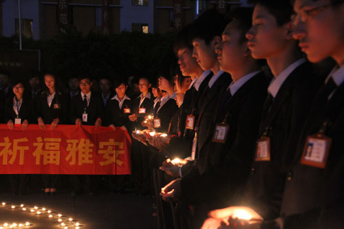 四川新华师生祈福雅安，为爱加油