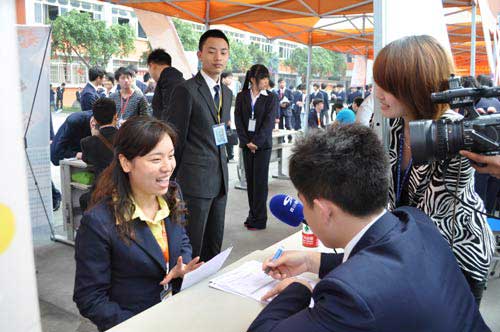 四川新华大型IT招聘会上，企业对应聘学子高度赞扬