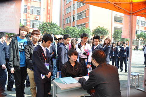 四川新华2012年双选会上，学子沉着面试