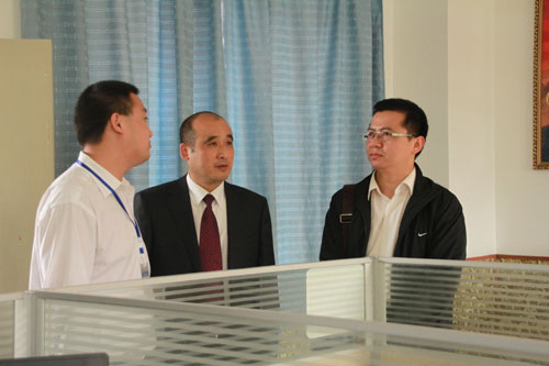 四川新华电脑学院校长助理王强向马处长介绍我校教师办公室文化