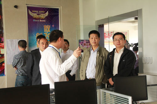 四川省人社厅马健处长（右一）、四川省就业局吴江主任（右二）参观影视动漫教室