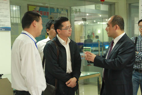 四川新华电脑学院校长刘明春想马处长介绍平面项目实训室