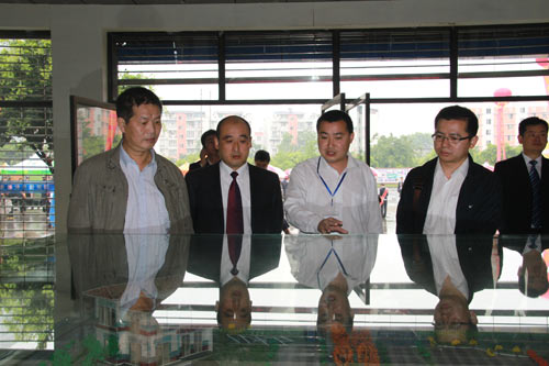 四川省人社厅马健处长、就业局吴江主任参观学生作品