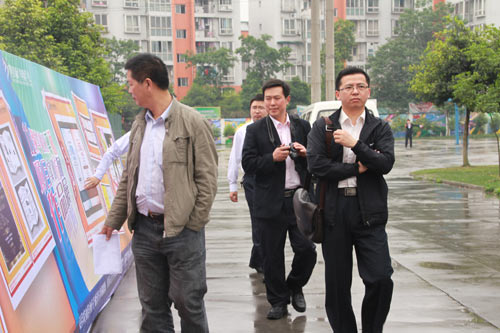 四川省人社厅马健处长、就业局吴江主任参观学生作品展