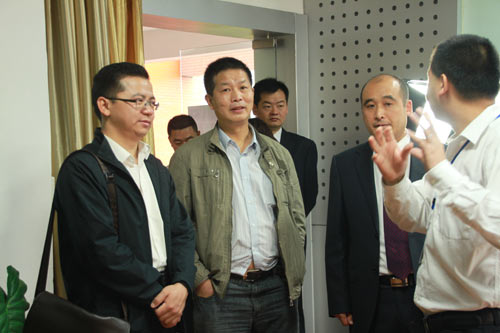 四川省人社厅马健处长、就业局吴江主任参观校园摄影棚