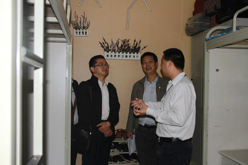 四川省人社厅马健处长、就业局吴江主任参观学生宿舍