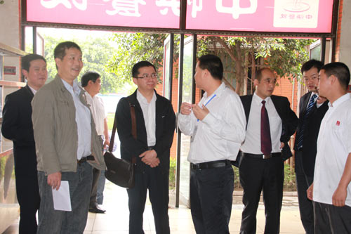 四川省人社厅马健处长、就业局吴江主任参观学生食堂