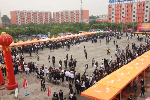 四川新华电脑学校举办2013年春季IT人才双选会