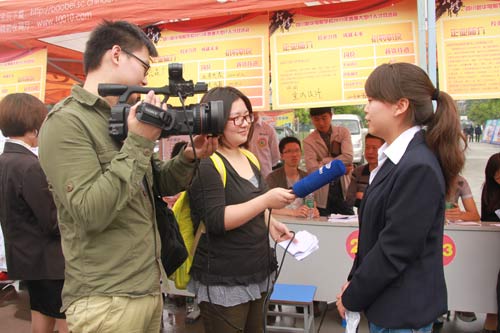 四川新华电脑学校举办2013年春季IT人才双选会