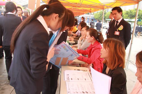 直击双选会现场：新华学子厚积薄发，满意就业