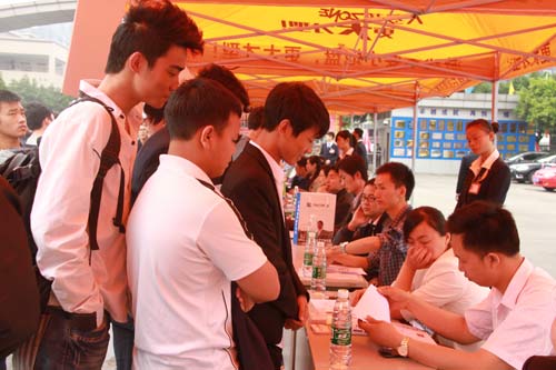 直击双选会现场：新华学子厚积薄发，满意就业