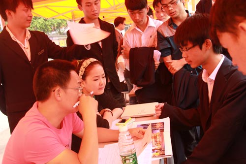 直击双选会现场：新华学子厚积薄发，满意就业