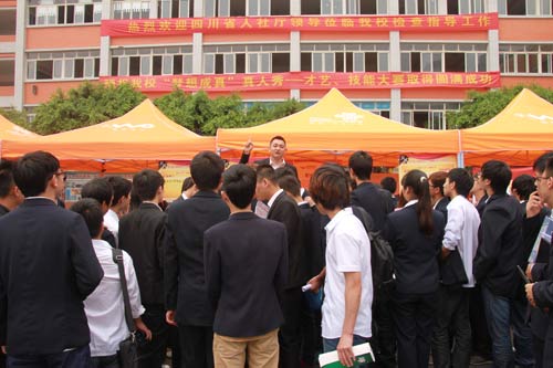 直击双选会现场：IT行业人才需求大，企业高薪招聘