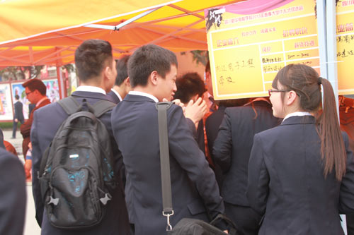 直击双选会现场：IT行业人才需求大，企业高薪招聘