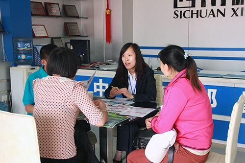 直击双选会现场：毕业生成功就业，新生报名火爆