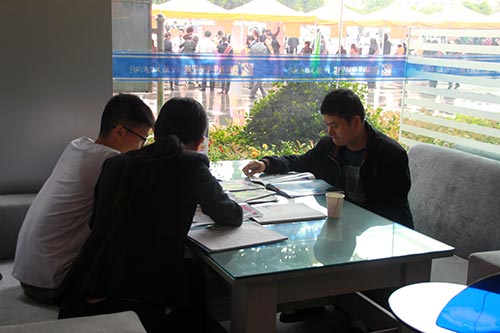 直击双选会现场：毕业生成功就业，新生报名火爆