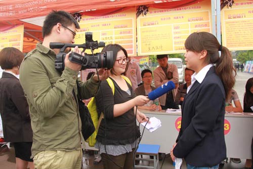 四川新华电脑学院学子受四川电视台采访