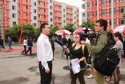 四川新华电脑学院王助理受四川电视台记者采访