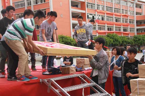 四川新华爱心汇聚，向雅安地震灾区汉源安乐中学送去物资