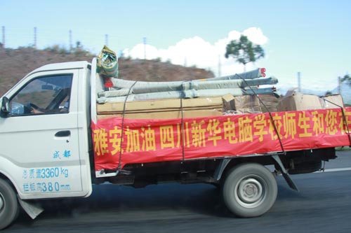 四川新华爱心汇聚，向雅安地震灾区汉源安乐中学送去物资