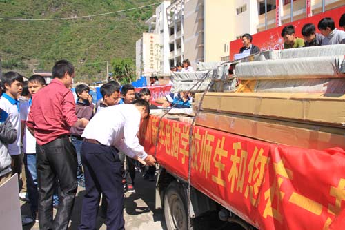 四川新华爱心汇聚，向雅安地震灾区汉源安乐中学送去物资