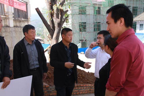 四川新华爱心汇聚，向雅安地震灾区汉源安乐中学送去物资